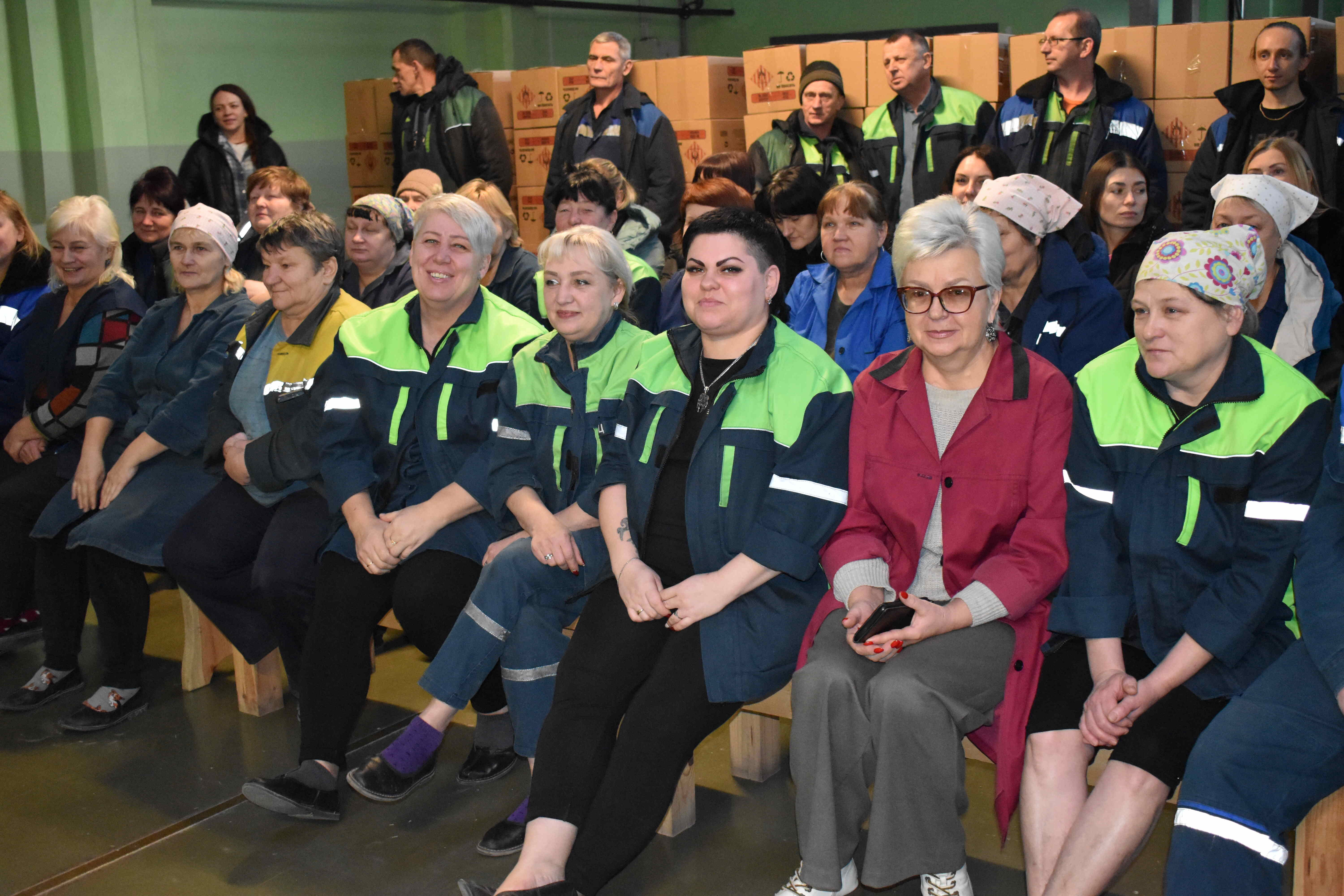 Дед Мороз и Снегурочка поздравили работников прямо на рабочих местах